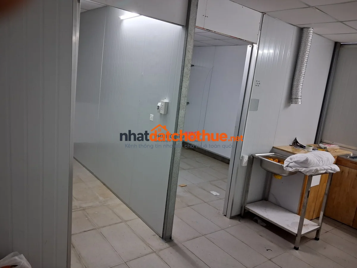 Căn hộ rộng có hai phòng ngủ trên sân thượng giá rẻ