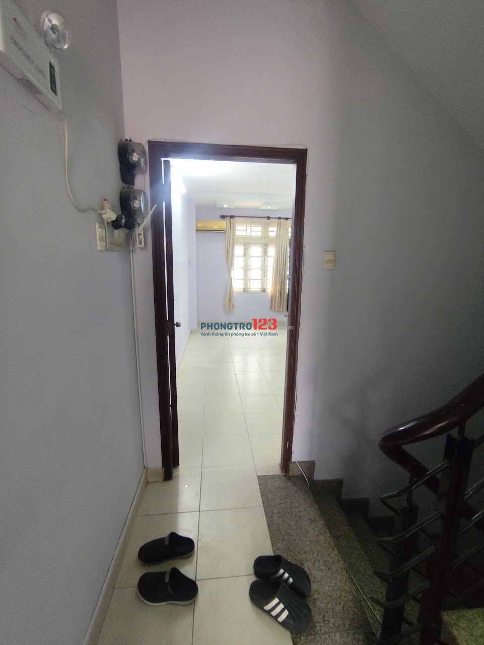 Chính chủ . Phòng rộng cửa sổ thông thoáng, khu vực yên tĩnh