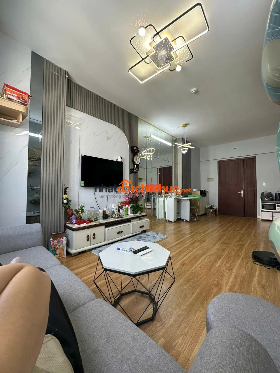 Đang cho thuê căn 3PN chung cư Sky Center đường Phổ Quang giá 18tr.