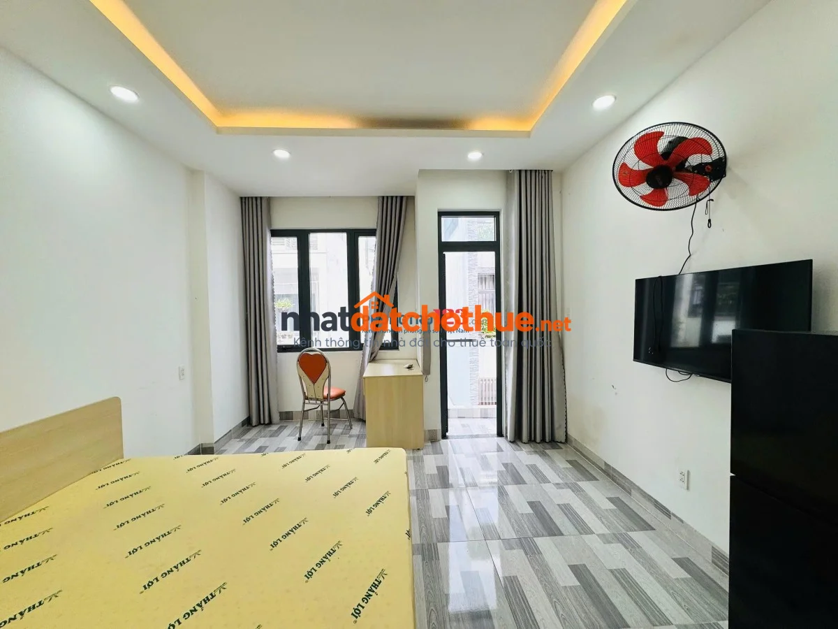 Cho thuê phòng ban công thoáng, TV, giá HSSV – Đi bộ qua VLU, gần IUH | Nơ Trang Long, Bình Thạnh