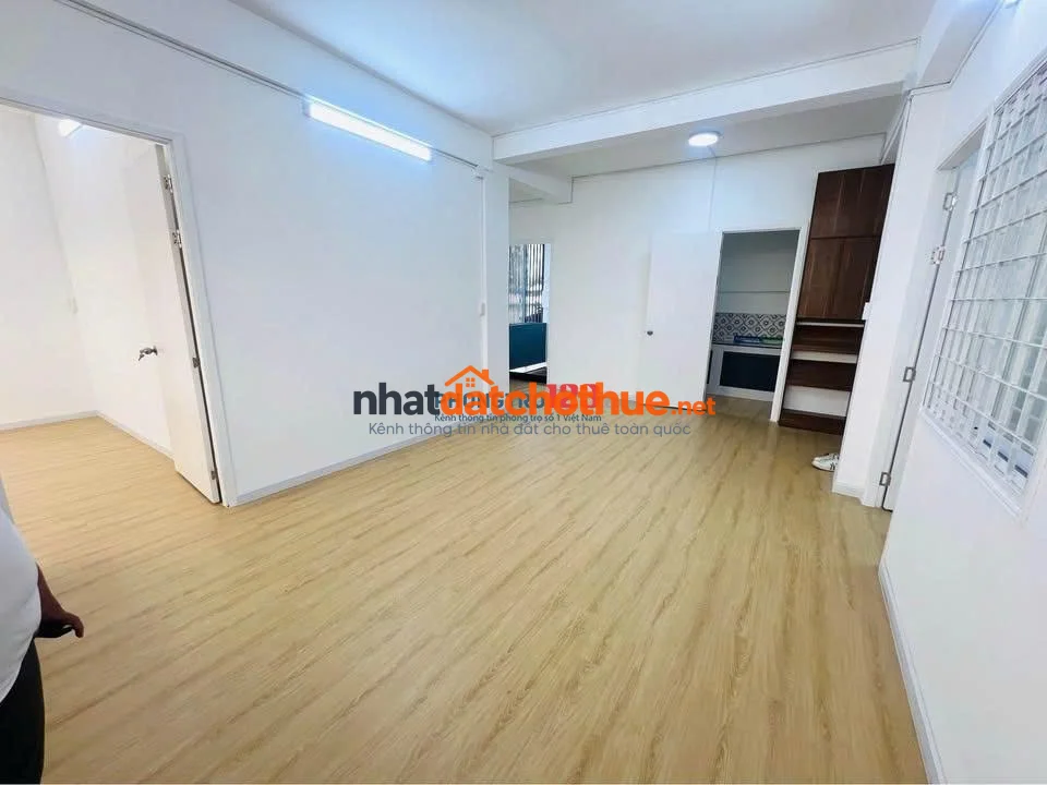 Chung cư 590 Cách Mạng Tháng 8, Quận 3 có 2PN, nhà trống giá 10 Tr/th 1