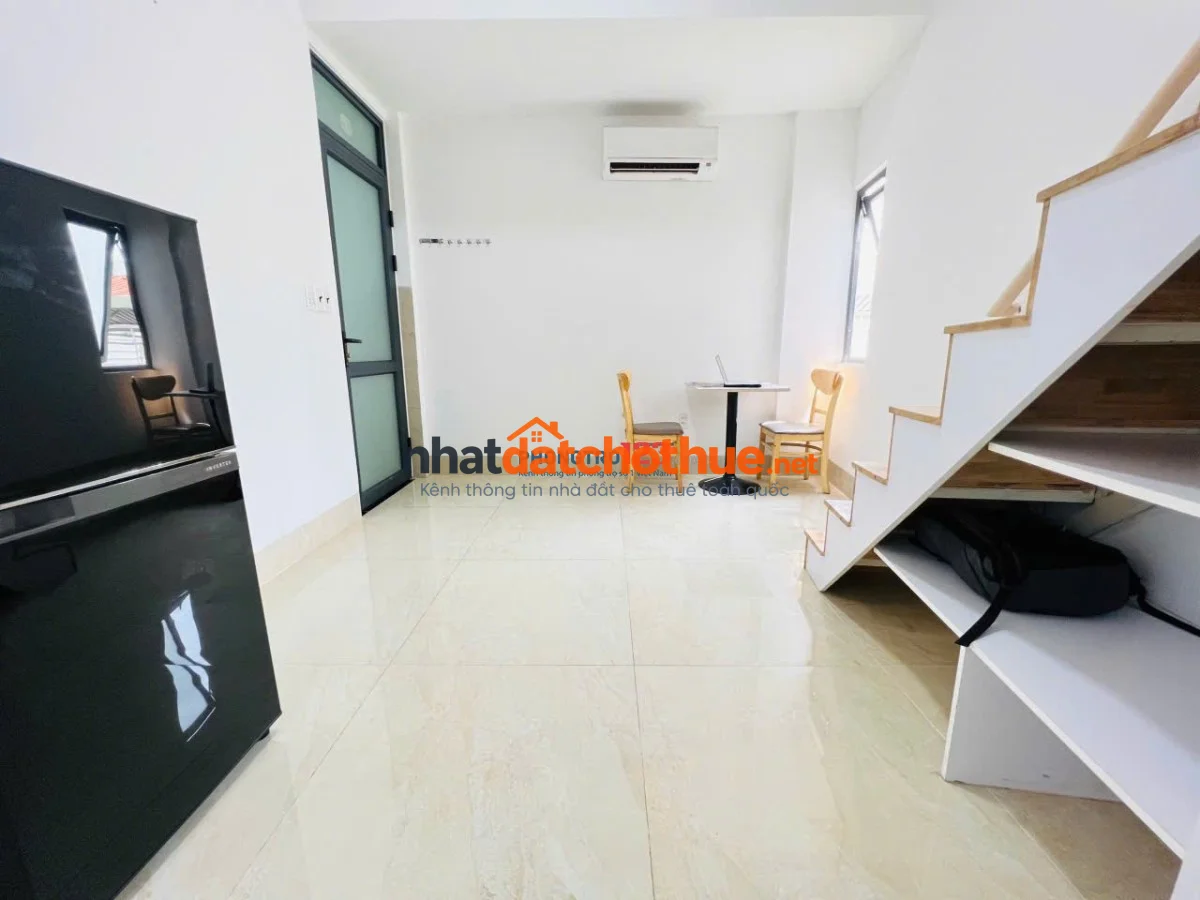 Cho thuê căn hộ gác lửng cao rộng, cửa sổ trời lớn – Nguyễn Gia Trí (D2), Bình Thạnh ngay Hàng Xanh