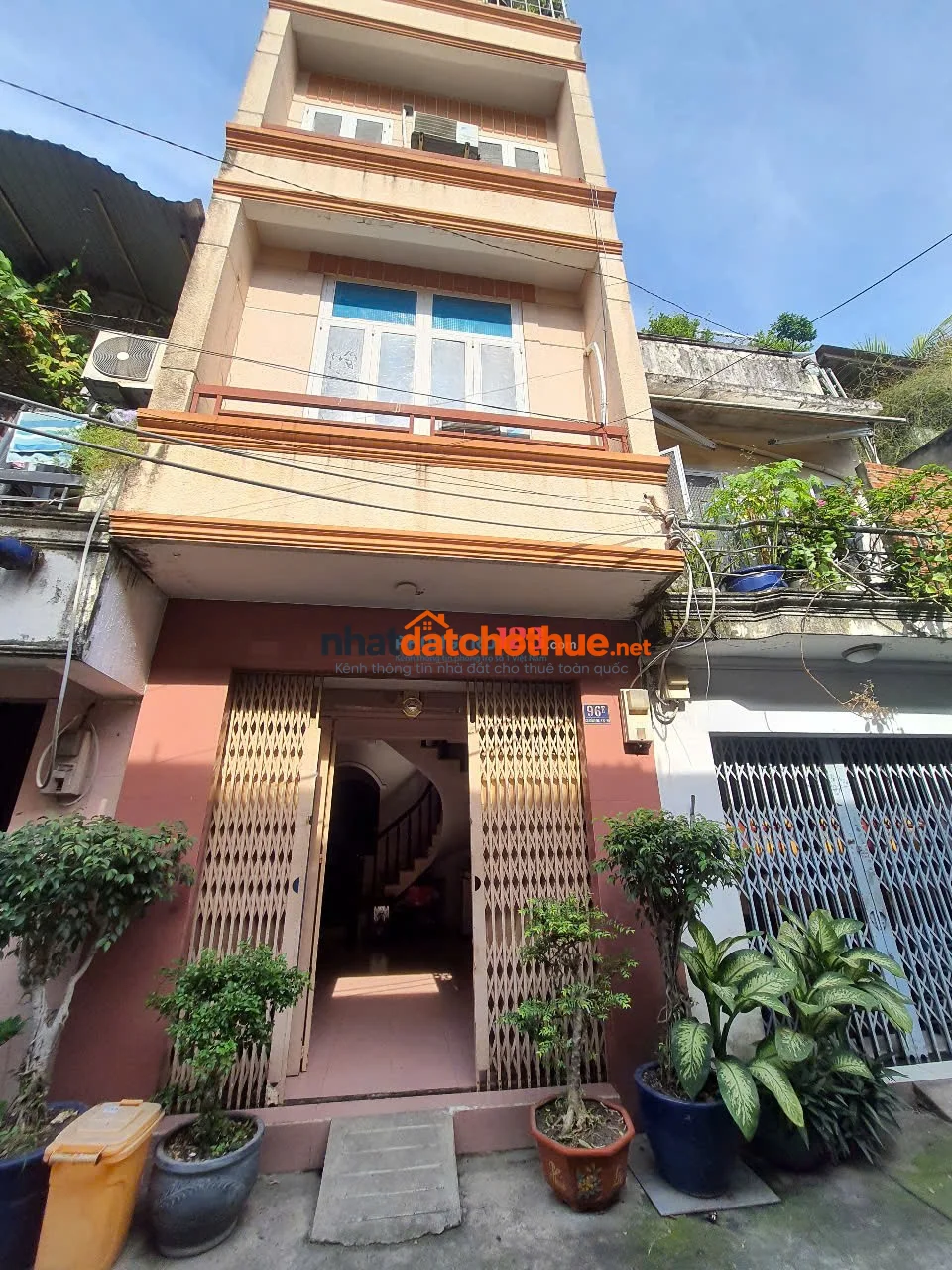Nhà 4 tầng chủ đang ở, còn dư 1 phòng ngủ ở lầu 2 dt 15m2, đầy đủ tiện nghi, 96E Cư Xá Cửu Long 1
