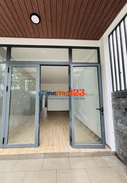 Cho thuê tầng trệt Cát Lái gần citihome, DT 50m2 gồm 1PN 1PK 1 tách bếp sân sau Giá 7tr có máy lạnh, 1