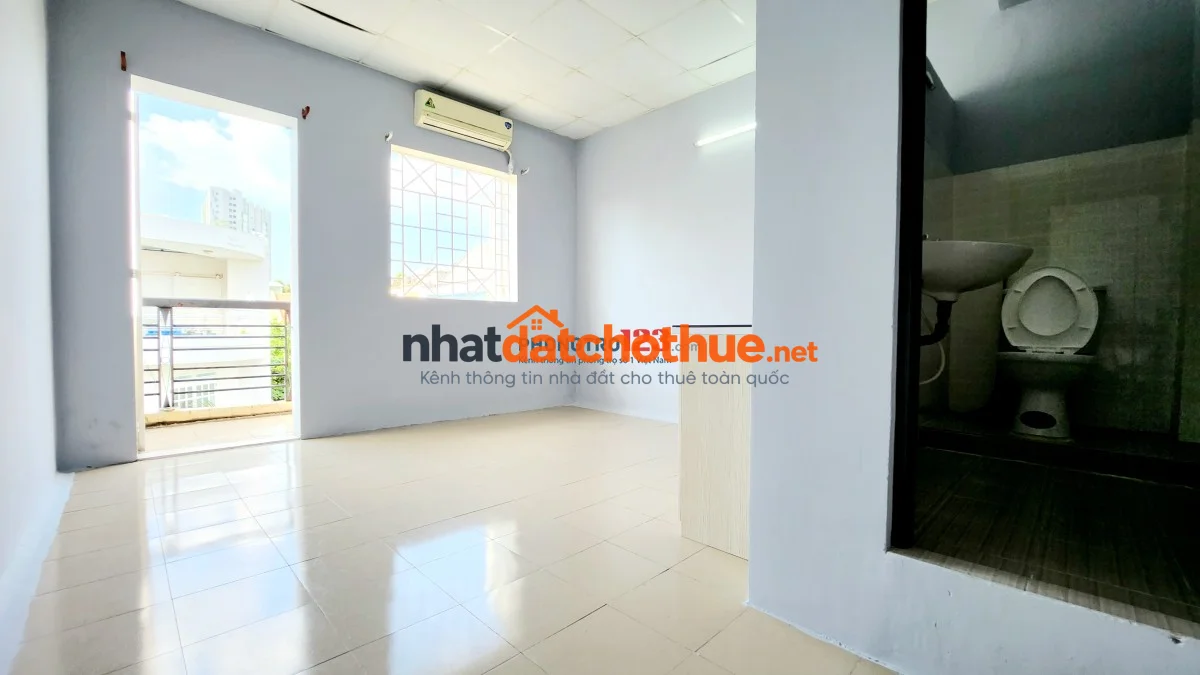 Phòng trống 25m2, ban công lớn, máy lạnh, kệ bếp, Nguyễn Gia Trí nối dài, P.25, B.T !