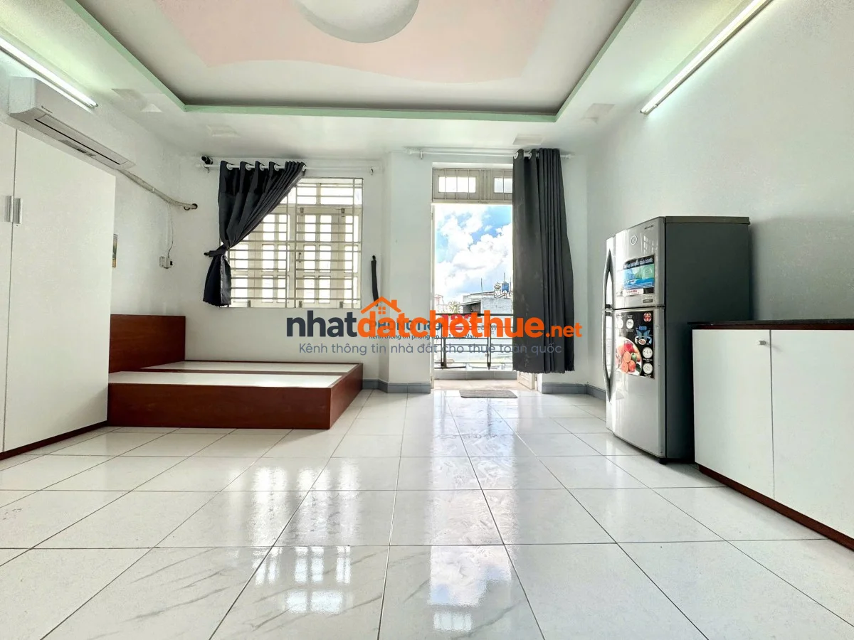PHÒNG BAN CÔNG, NHIỀU ÁNH SÁNG, GẦN CAO ĐẲNG FPT