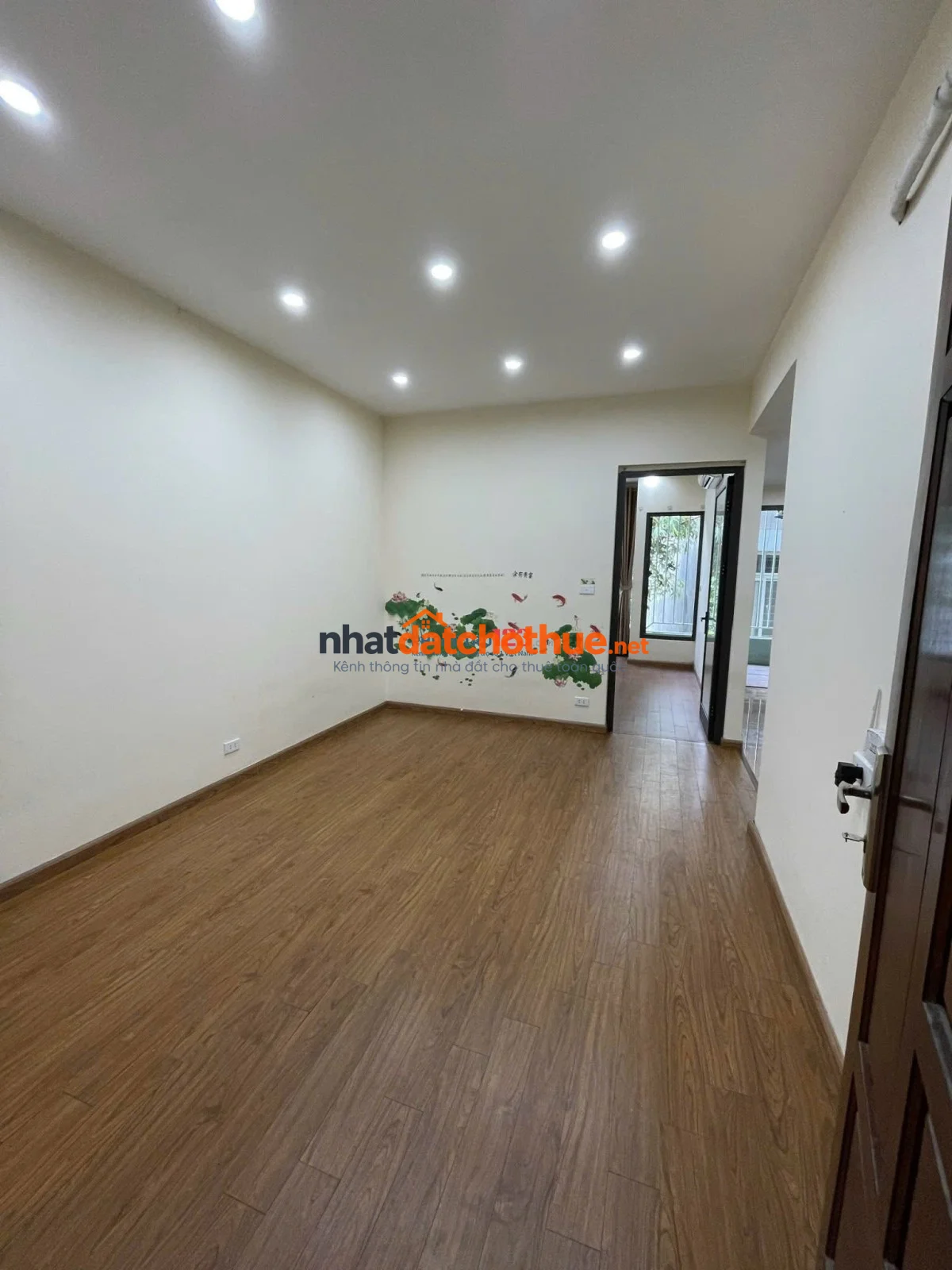 Mình có 2 phòng ngủ không dùng đến, cần tìm bạn nữ ở ghép cùng, nhà ở ngõ 96 Võ Chí công Hà Nội 1