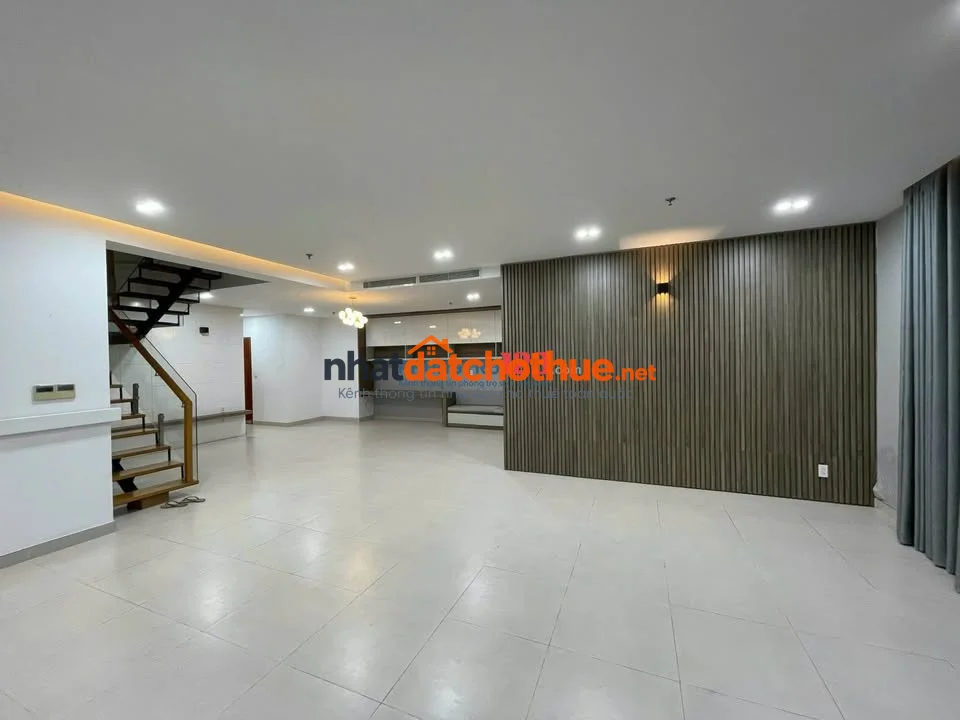 Cho thuê Duplex C/c cao cấp Sky Center, Phổ Quang - Dt: 195m, 3PN giá 21tr/tháng