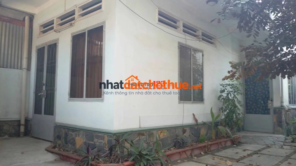 Nhà trọ yên tĩnh, có sân riêng, khu an ninh - gần đại học công ngê 1