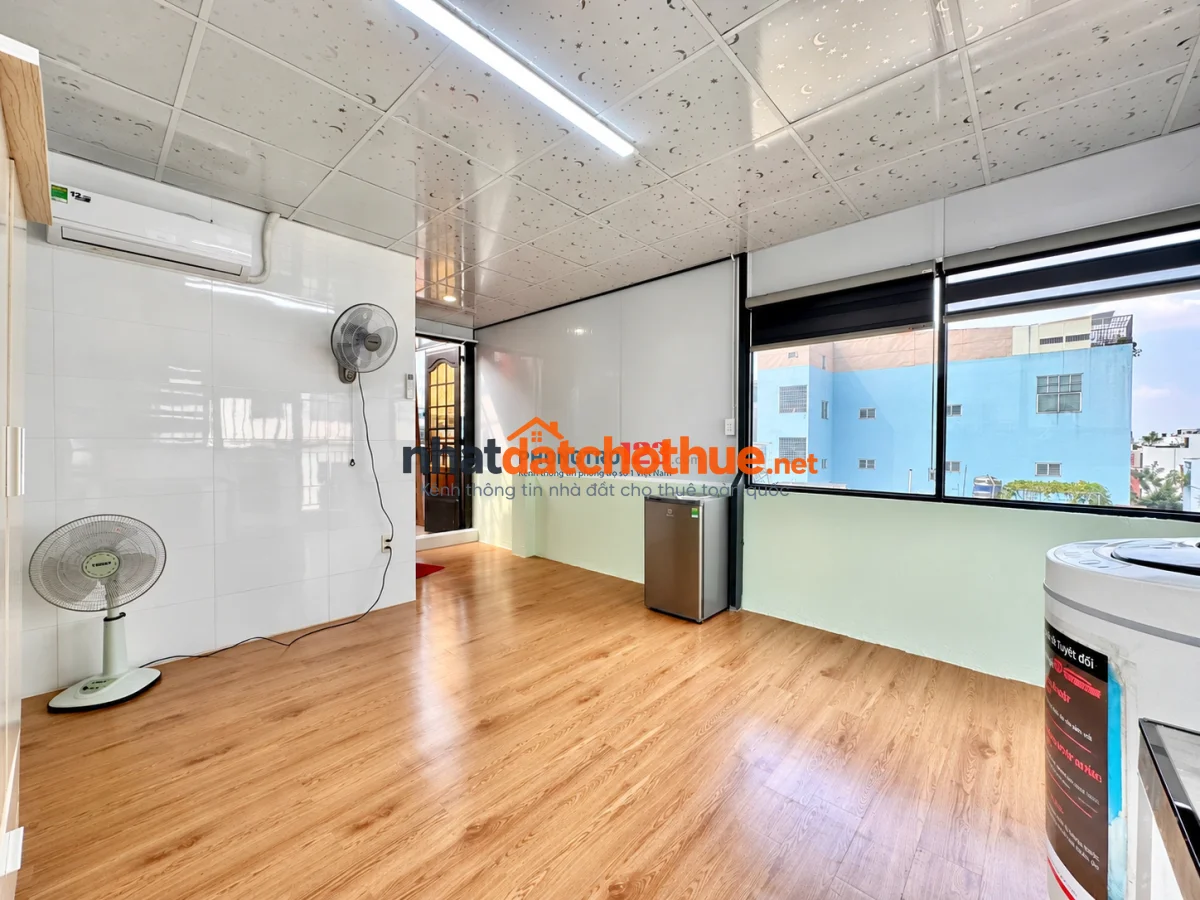Phòng gần Etown 5' đi bộ, View sân thượng, full nôi thất, Studio.