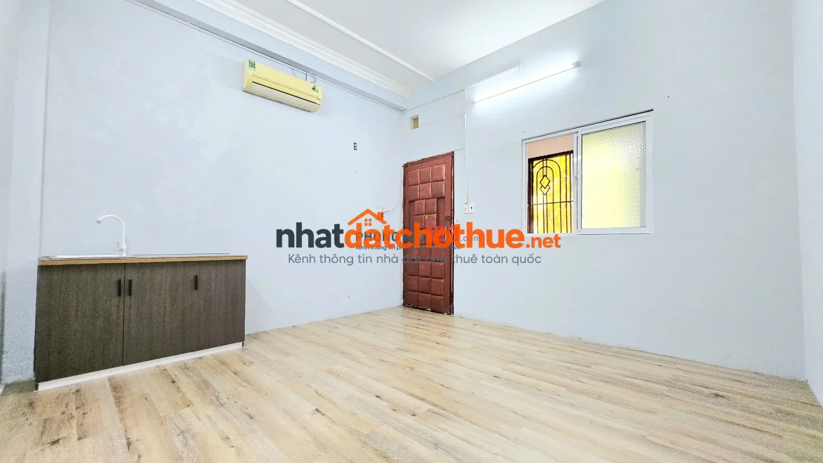 Phòng đẹp, cửa sổ tự nhiên, sẵn máy lạnh, kệ bếp, mặt tiền đường Chu Văn An !