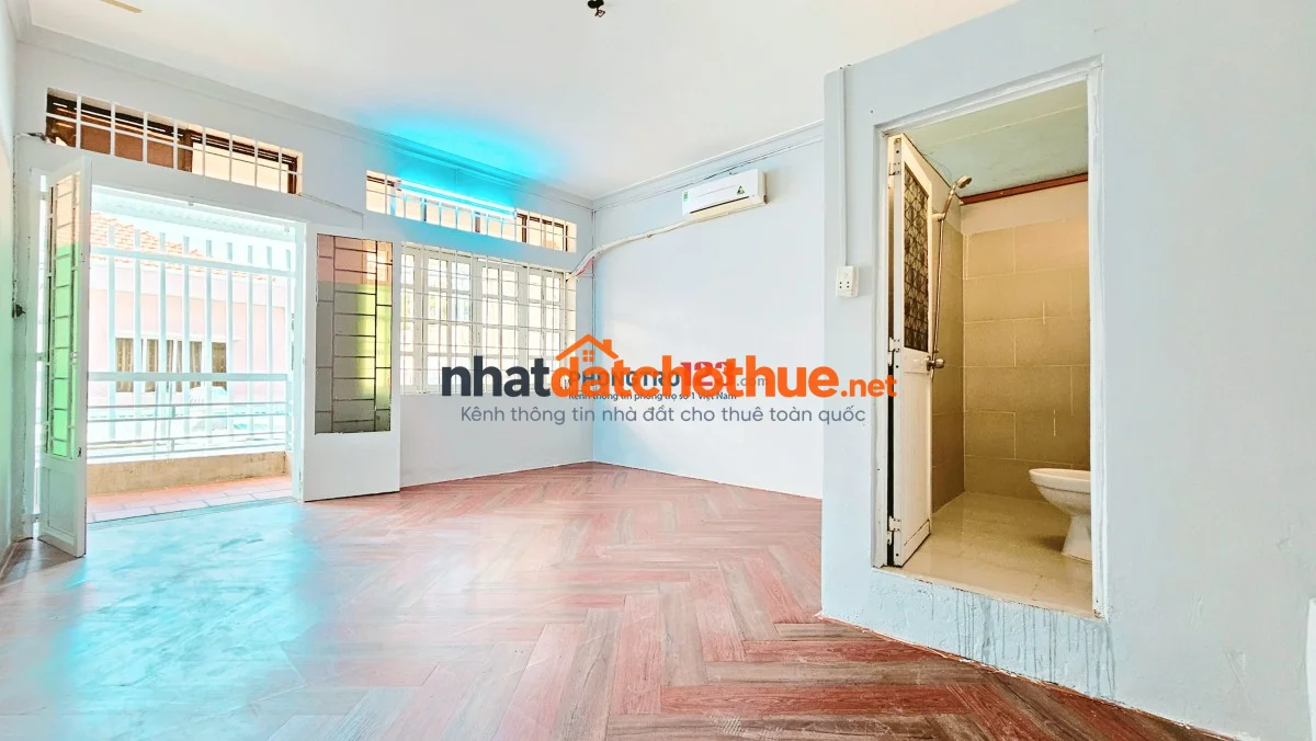 Phòng rộng 50m2, bếp tách phòng ngủ, view máy bay, sát ĐH Luật, Vạn Phúc city !!!!!!!!