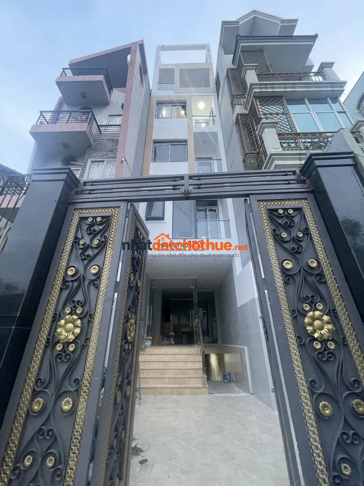 STUDIO BAN CÔNG, THANG MÁY, HẦM XE – MẶT TIỀN ĐƯỜNG | FULL NỘI THẤT