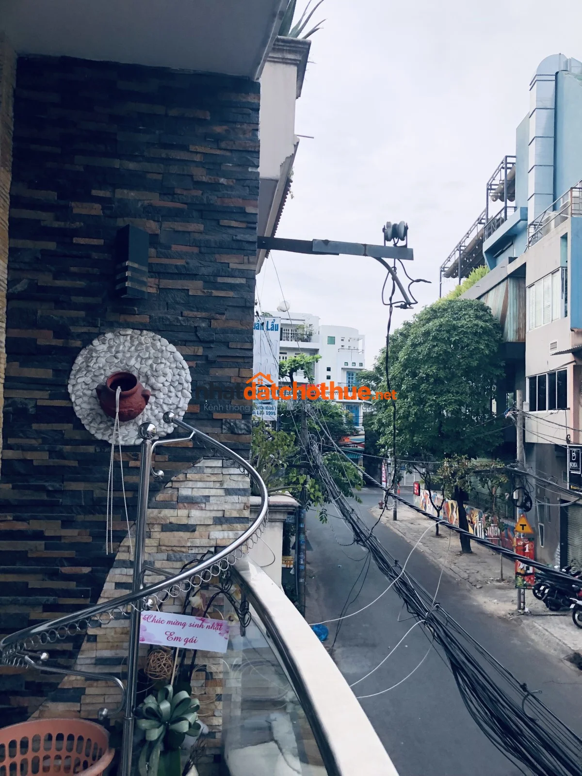 Phòng trọ 40m2 full nội thất. Có ban công , Tollet riêng. Tủ lạnh , máy lạnh, máy giặt