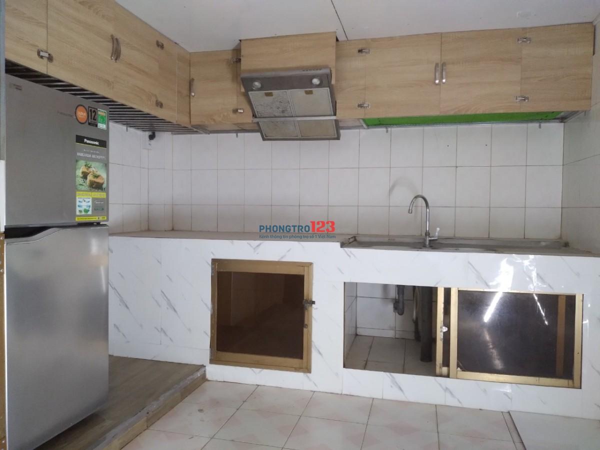 "DT30m2, 2 phòng ngủ, 2 máy lạnh, 1 phòng có gác 3 người, phòng khác 2 người là ngườ , đấy đủ nội th