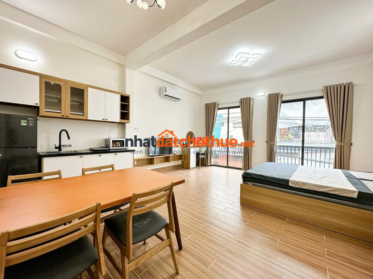 Phòng ban công full nội thất ngay Học Viện Hàng Không_Greenwich Cộng Hoà