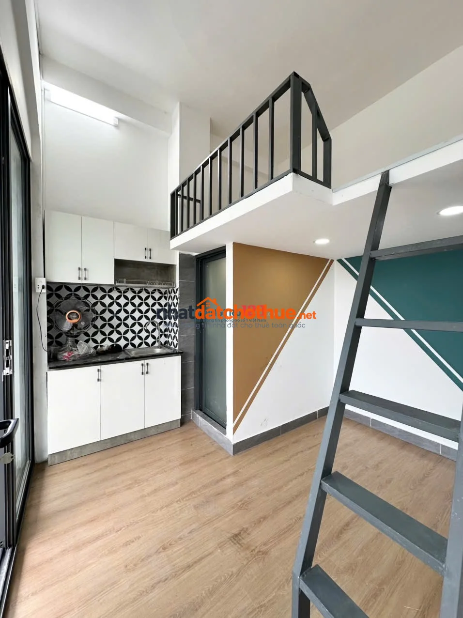 Cho thuê phòng trọ có gác, ban công tại Bình Thạnh gần đại học UTH, FTU2, HIU, UEF giá chỉ 5 triệu 1