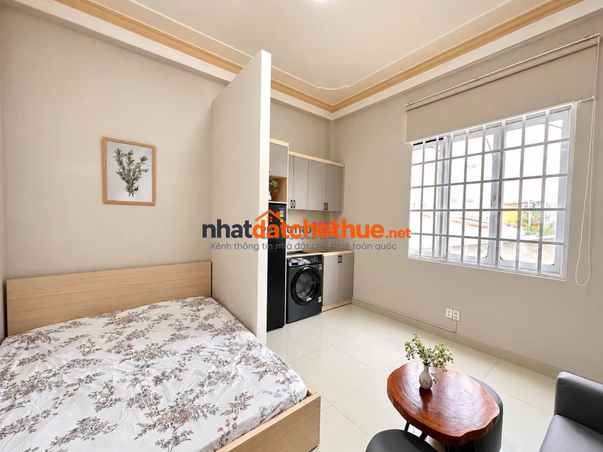 Cho thuê căn hộ có máy giặt riêng, cửa sổ trời thoáng mát gần ngã tư Hàng Xanh, quận Bình Thạnh. 1