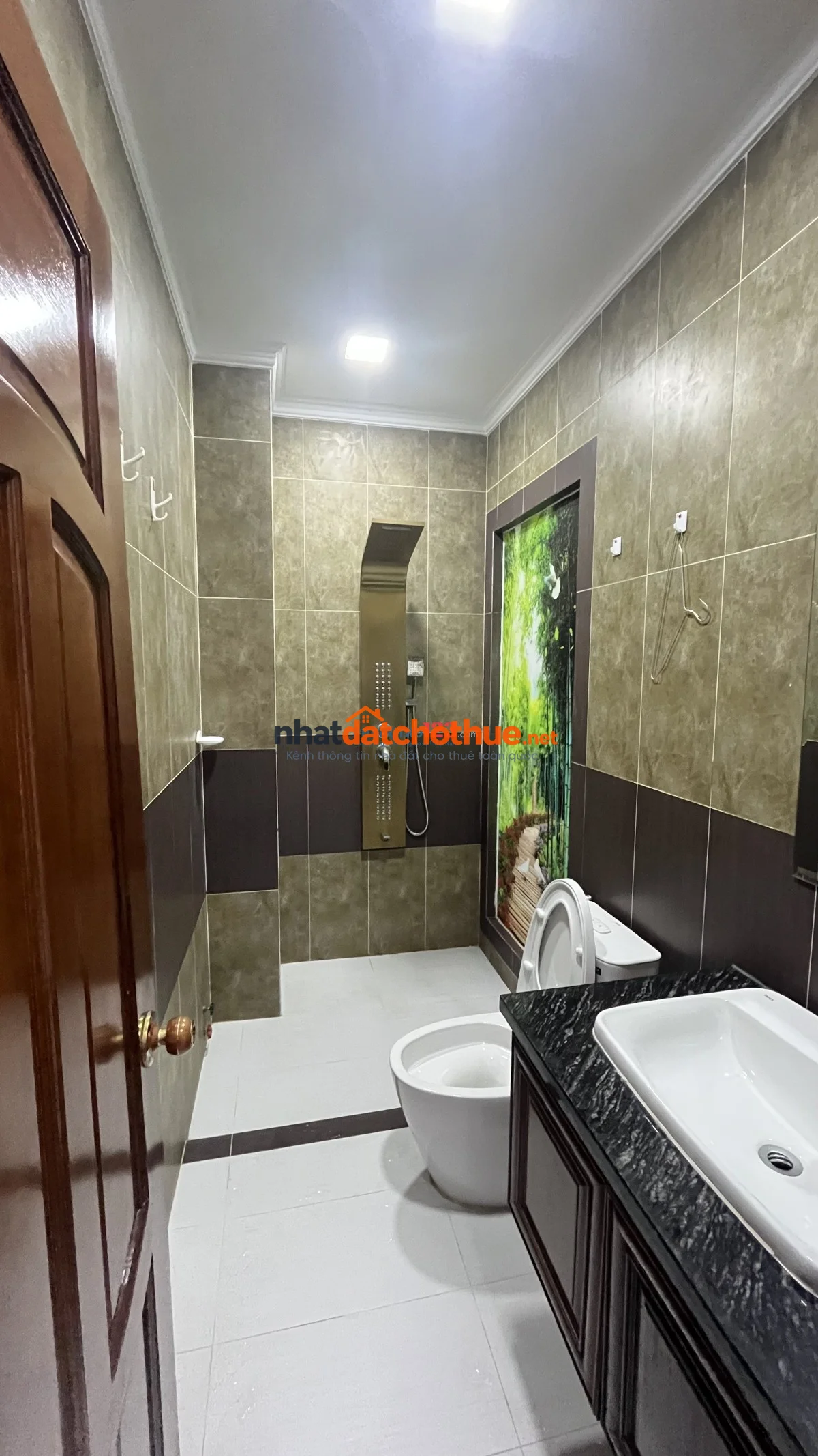 Tìm bạn ở ghép trong nhà nguyên căn - Đang còn phòng trống, có ban công, view đẹp.