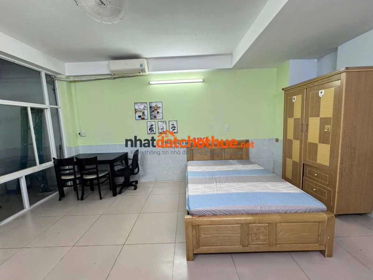 Phòng tầng trệt, rộng 30m2, bếp tách riêng có sẵn nội thất sinh hoạt. Phù hợp ở 3 người